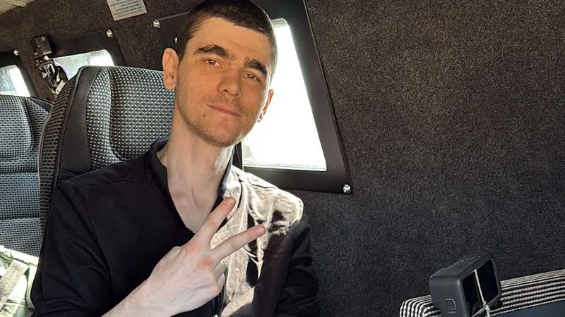 שרשרת של דגלים ושלטים: בטירת כרמל נערכים לשובו של מקסים הרקין update now